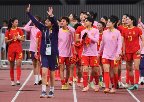 包含中国国家女足队员在比赛中展现出团结和拼搏精神的词条