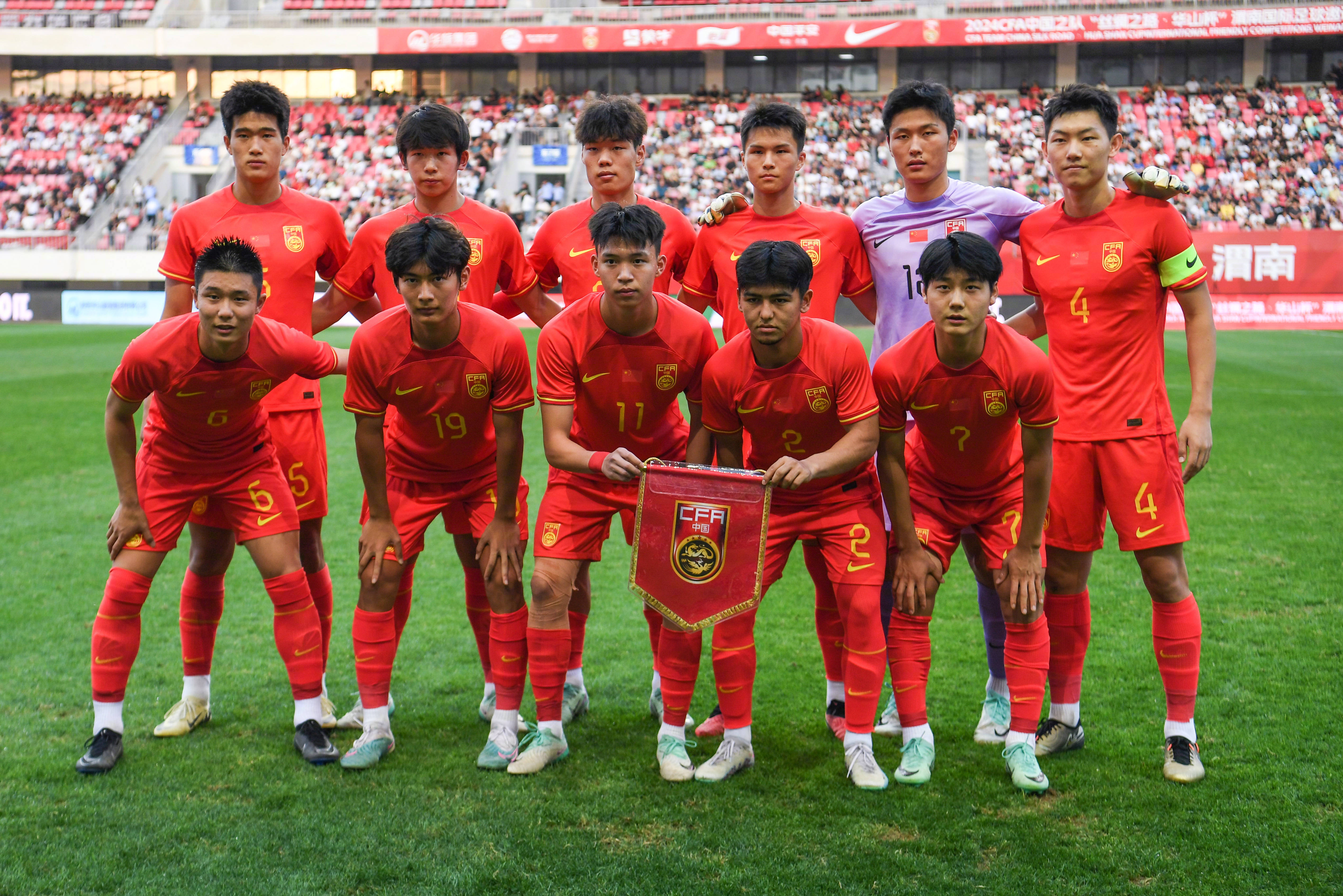 包含国际足球比赛现场回顾，中国队实力获得认可的词条