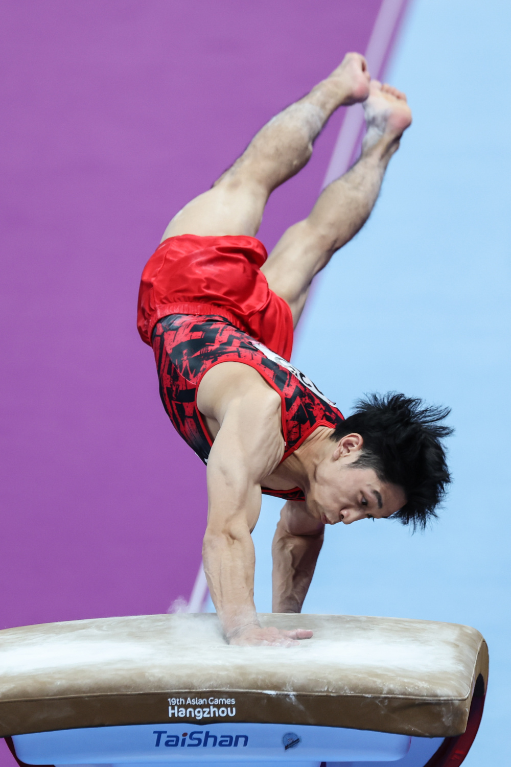 男子体操决赛上演“飞天神技”，观众惊叹不已
