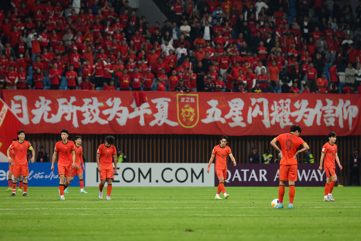 东亚强队备战国际足球大赛，全力以赴