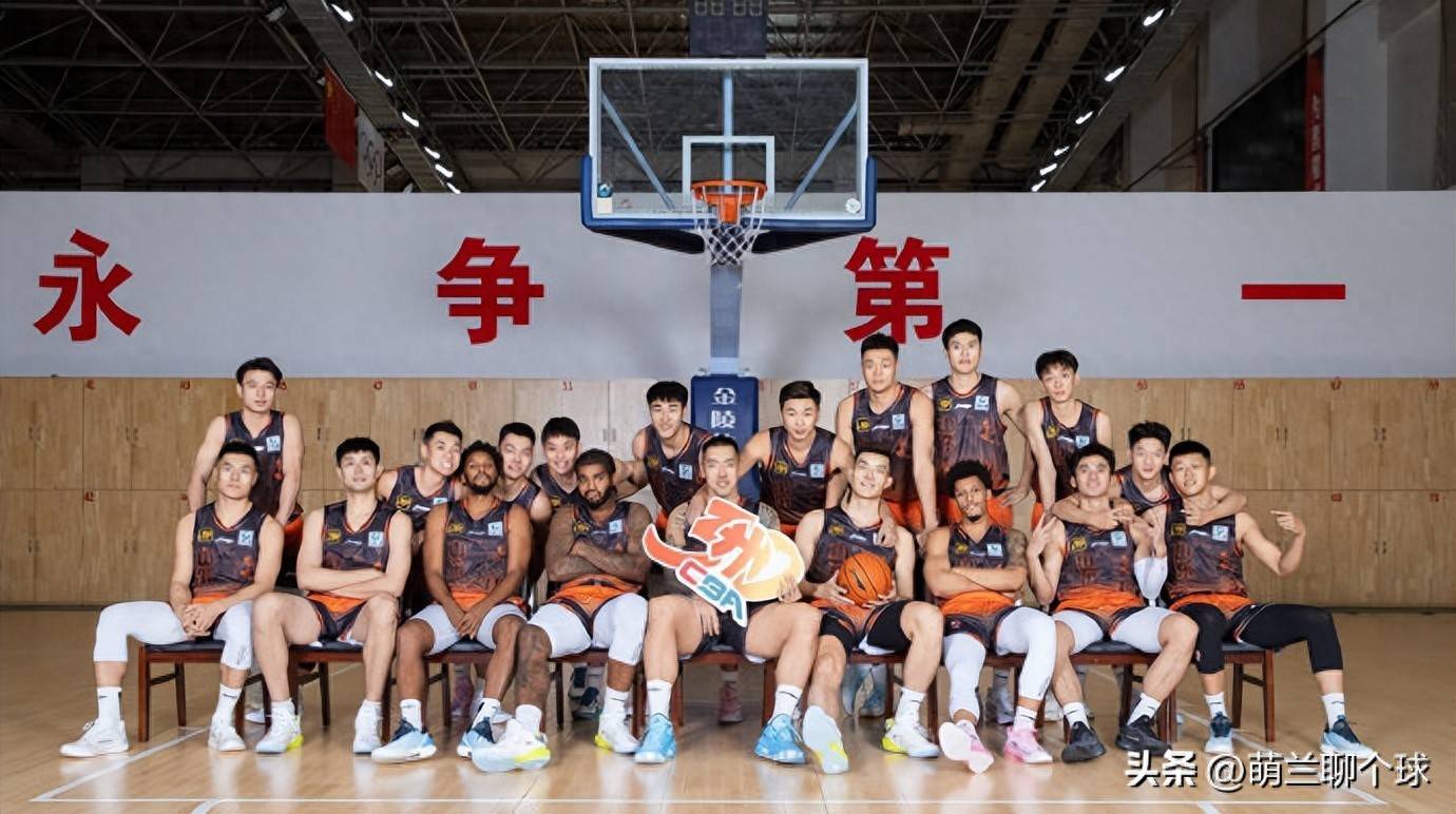篮球联赛球员们将拼尽全力争取胜利