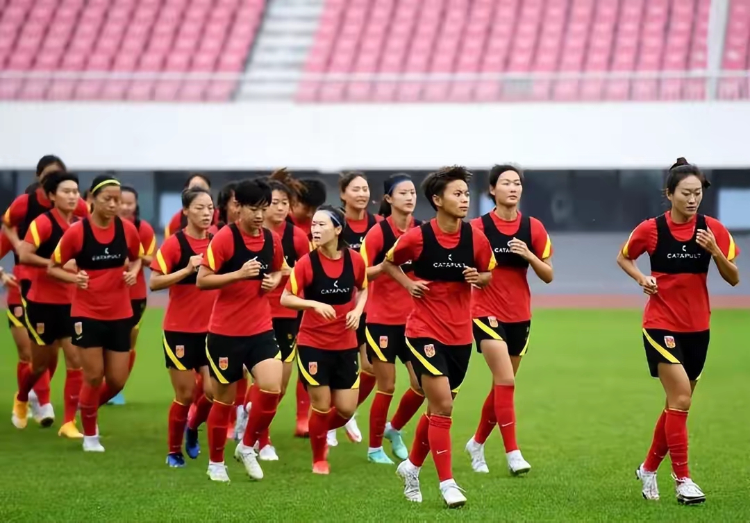 中国女足球员参加国际训练营，提升实力