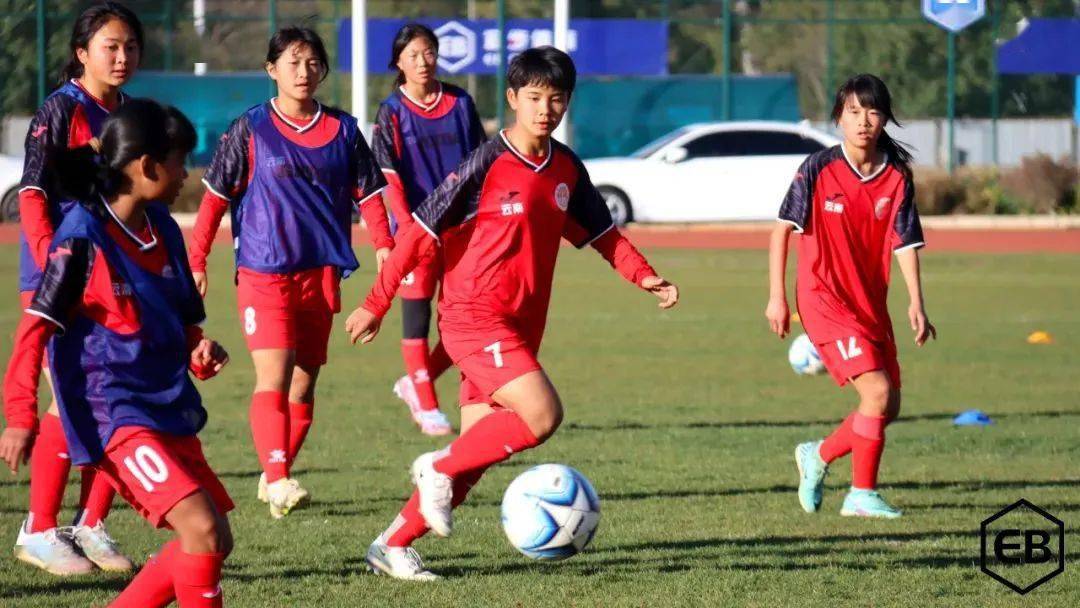 中国女足球员参加国际训练营，提升实力