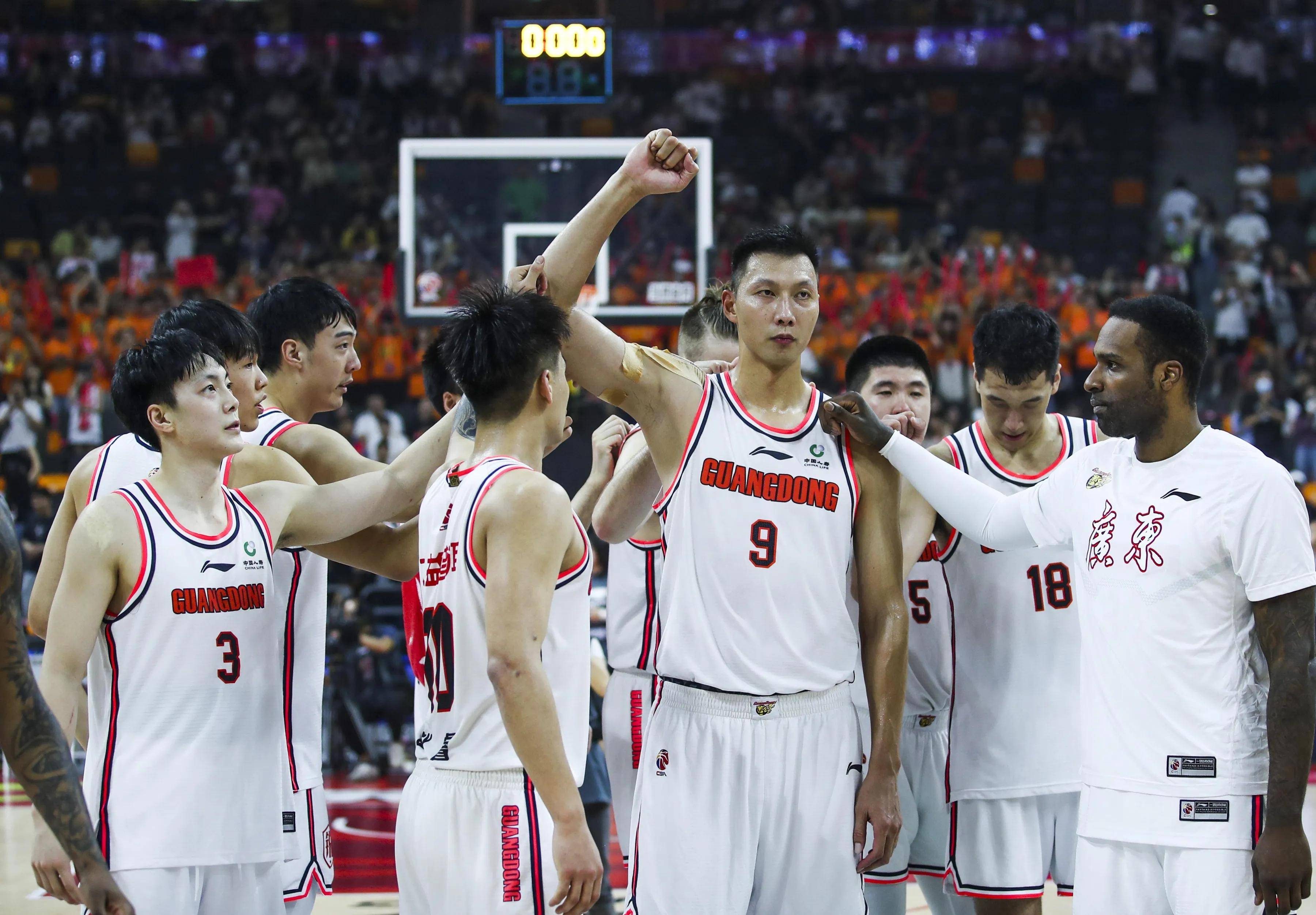 球队备战关键比赛队员士气高昂