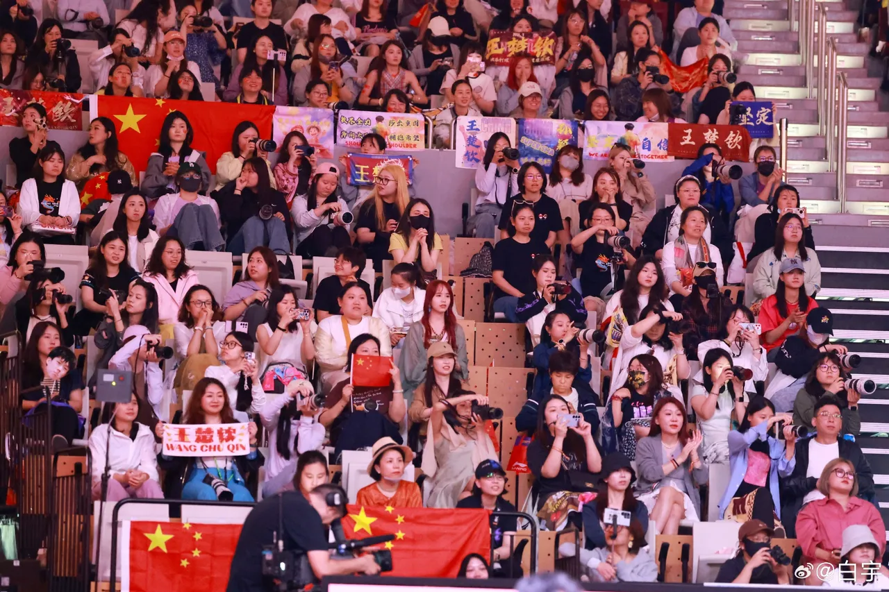 球迷齐呼过瘾场上场下热闹一片的简单介绍