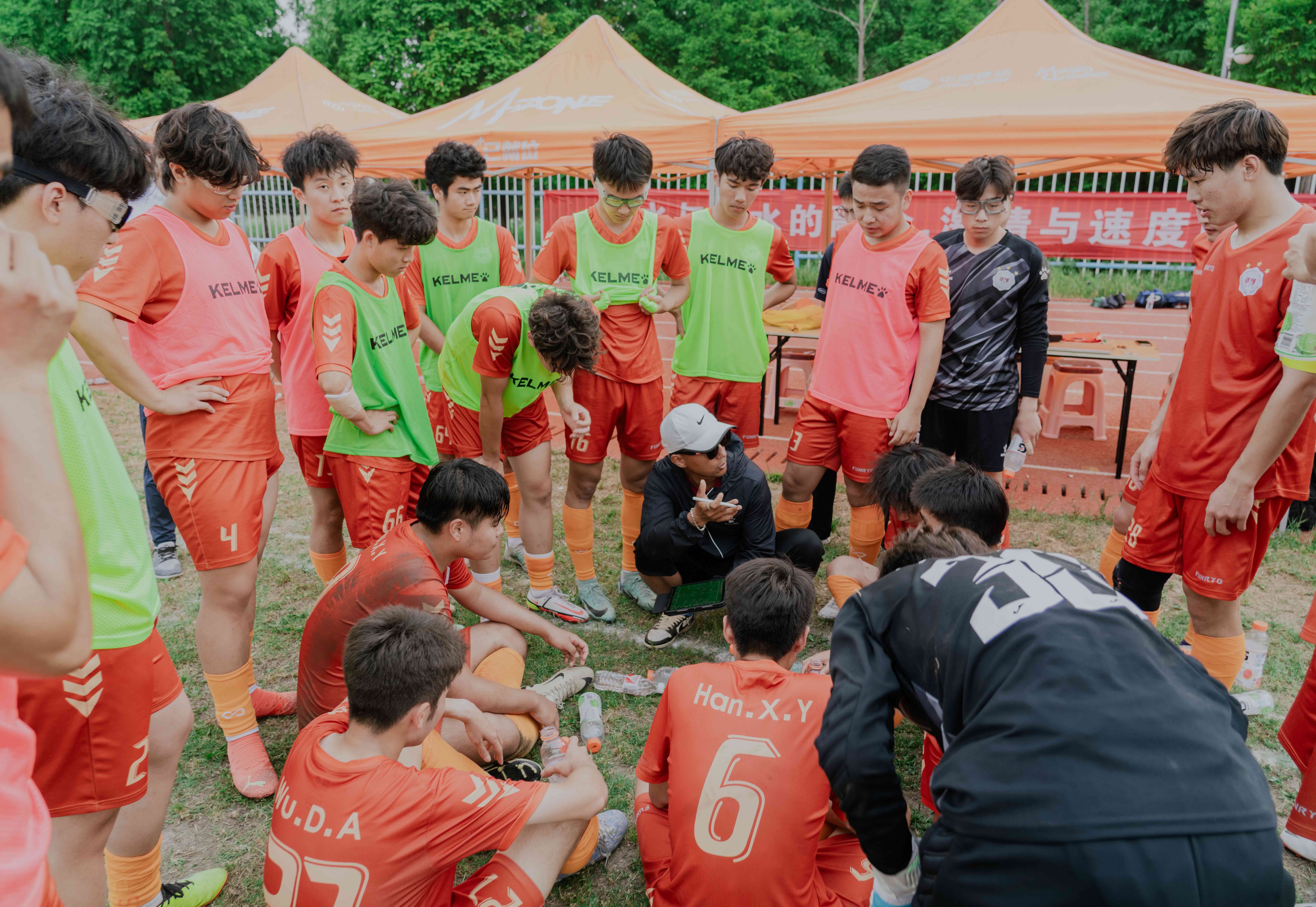 足球比赛现场中冠军永不放弃的精神! 足球比赛现场中冠军永不放弃的精神!