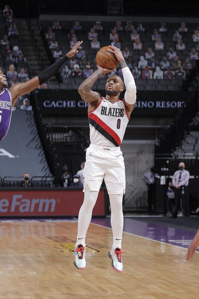 开拓者惨败国王，利拉德